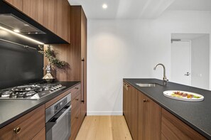 Apartment | Private kitchen - Modern 2BR Southbank Views + Pool Gym Near Casino (Melbourne)