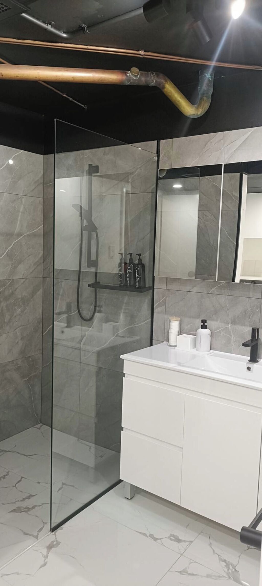 Douche, sèche-cheveux, bidet, serviettes fournies