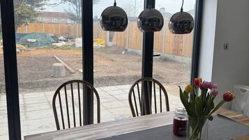 Room, 1 Bedroom | Dining