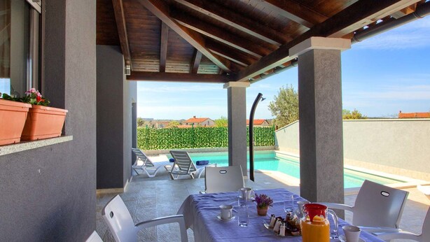 Outdoor dining - Villa Verde with heated pool by Interhome (Pula)