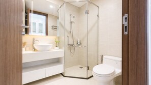 Kostenlose Toilettenartikel, Haartrockner, Hausschuhe, Handtücher