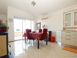 Dining - Apartment 1932 by Interhome (Fažana)