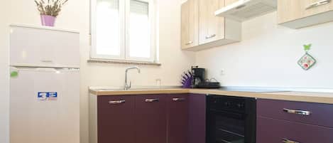 Refrigerador, horno y utensilios de cocina