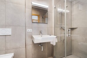 Ducha, secador de pelo, toallas, jabón