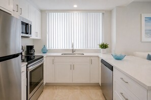 Private kitchen - Spacious 2BR Downtown Toronto Suite. Comfort, Space & City Convenience! (Toronto)