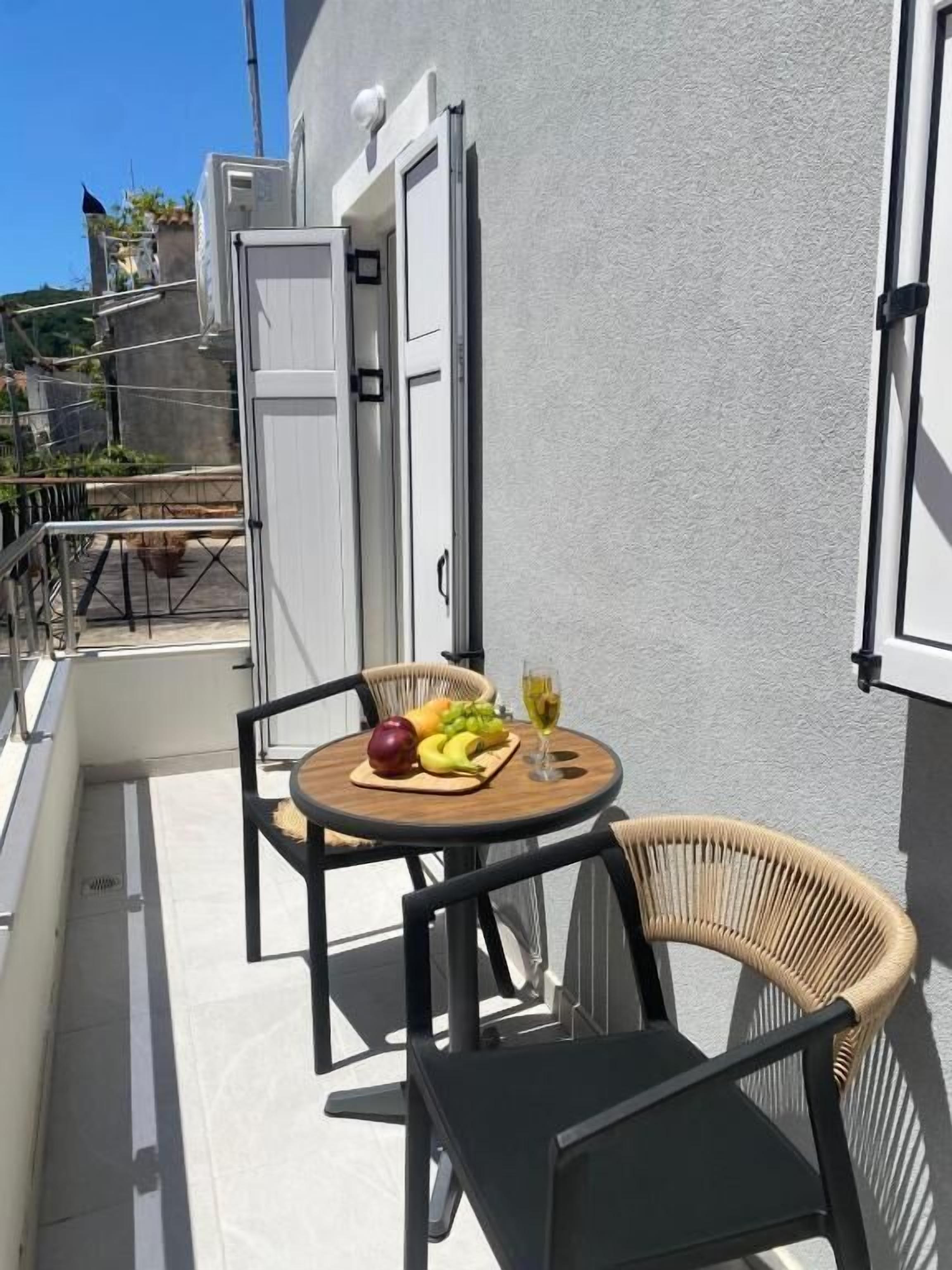 Departamento superior, balcón, vista a la ciudad | Restaurante al aire libre