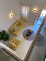 Una sala moderna con un sofá, una mesa de centro y una planta en maceta.