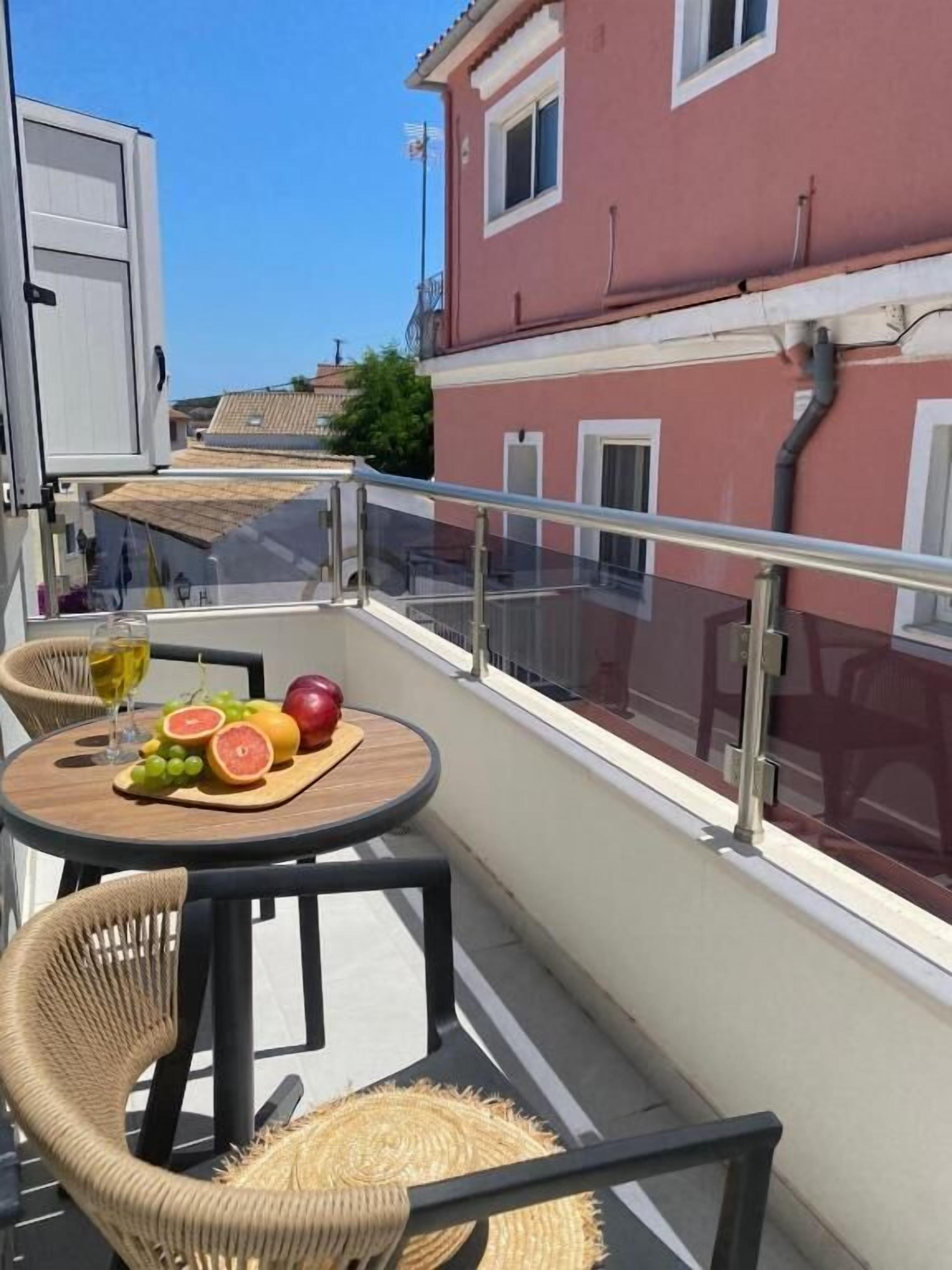 Appartement Supérieur, balcon, vue ville | Restauration extérieure