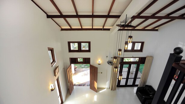 A spacious hallway with a high ceiling, wooden beams, and a view to the outside. - Spacious 5-bedroom villa near Ragama Teaching Hospital (Kadawatha)