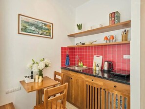 Estudio básico, balcón, vista a la ciudad | Cocina privada