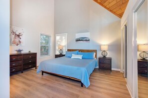 3 bedrooms, desk, iron/ironing board, travel cot - Mountain Crown-Panoramic Lake and Mountain View-Huge Deck (Sevierville)