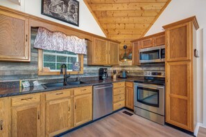 Fridge, microwave, oven, stovetop - Mountain Crown-Panoramic Lake and Mountain View-Huge Deck (Sevierville)
