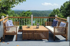 Outdoor dining - Mountain Crown-Panoramic Lake and Mountain View-Huge Deck (Sevierville)