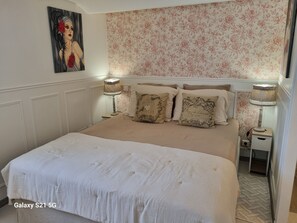 Tabla de planchar con plancha, wifi gratis y ropa de cama 