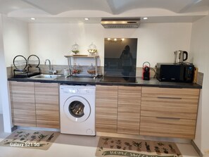 Refrigerador, microondas, placa de cocina, cafetera/tetera