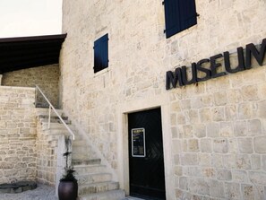 A stone building with a sign that reads "MUSEUM". - Renovierte Wohnung in Zambratija mit Großem Garten by Interhome (Umag/Juricani)