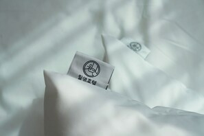 标准双人房 | 浴室服务设施 | 免费洗浴用品、吹风机、毛巾、肥皂