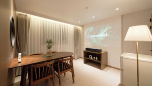 Cortinas blackout, wifi gratis y ropa de cama 