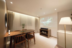 Party Room | Cortinas opacas, wifi gratis, ropa de cama