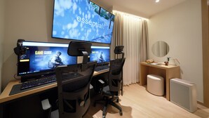 Un espacio de trabajo moderno con dos monitores, sillas ergonómicas, un escritorio, una lámpara de pie, un espejo redondo pequeño y un radiador.