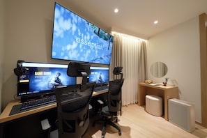 2 PC Room | 遮光カーテン、WiFi (無料)、ベッドシーツ