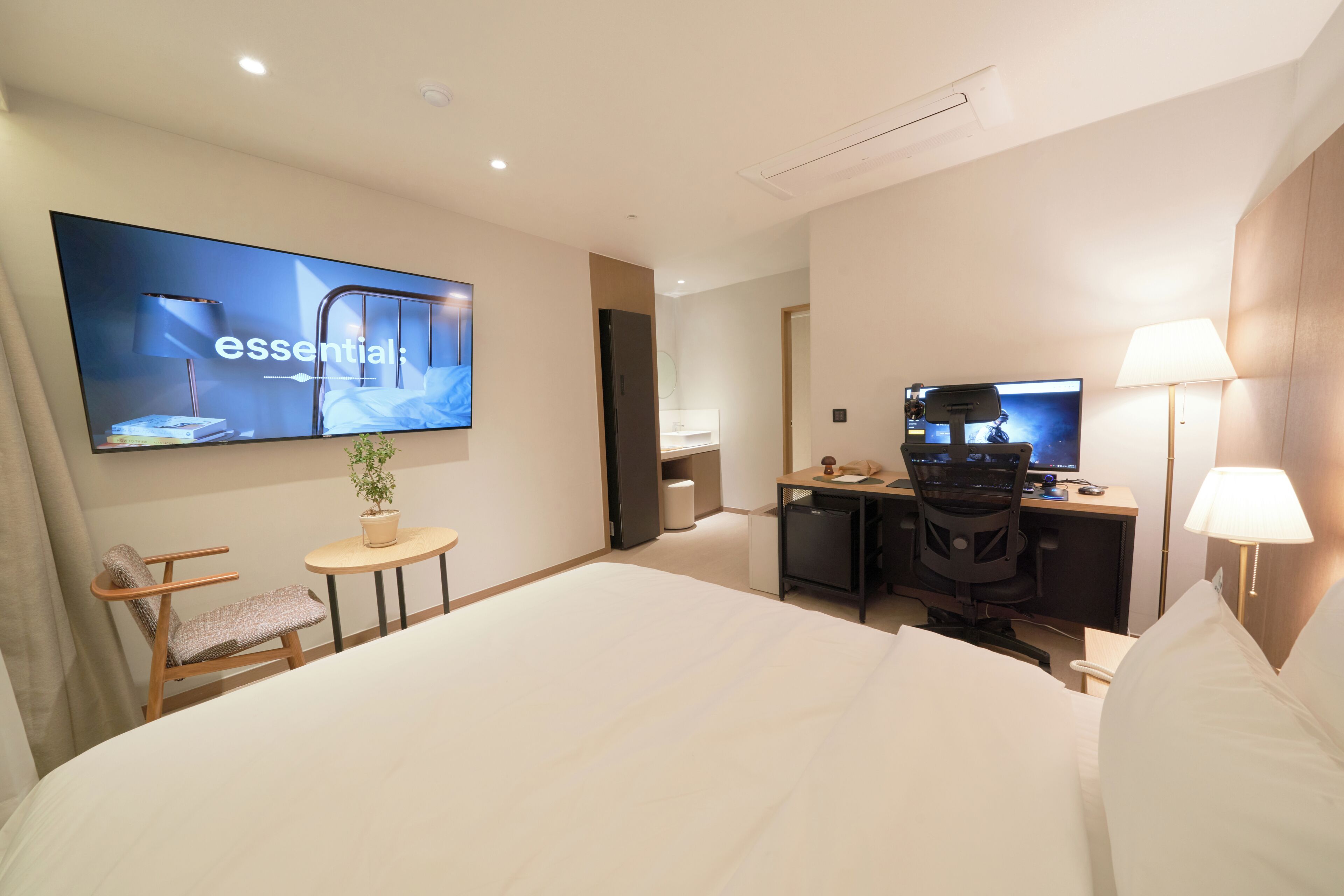 1 PC Room | Blackout drapes, free WiFi, bed sheets