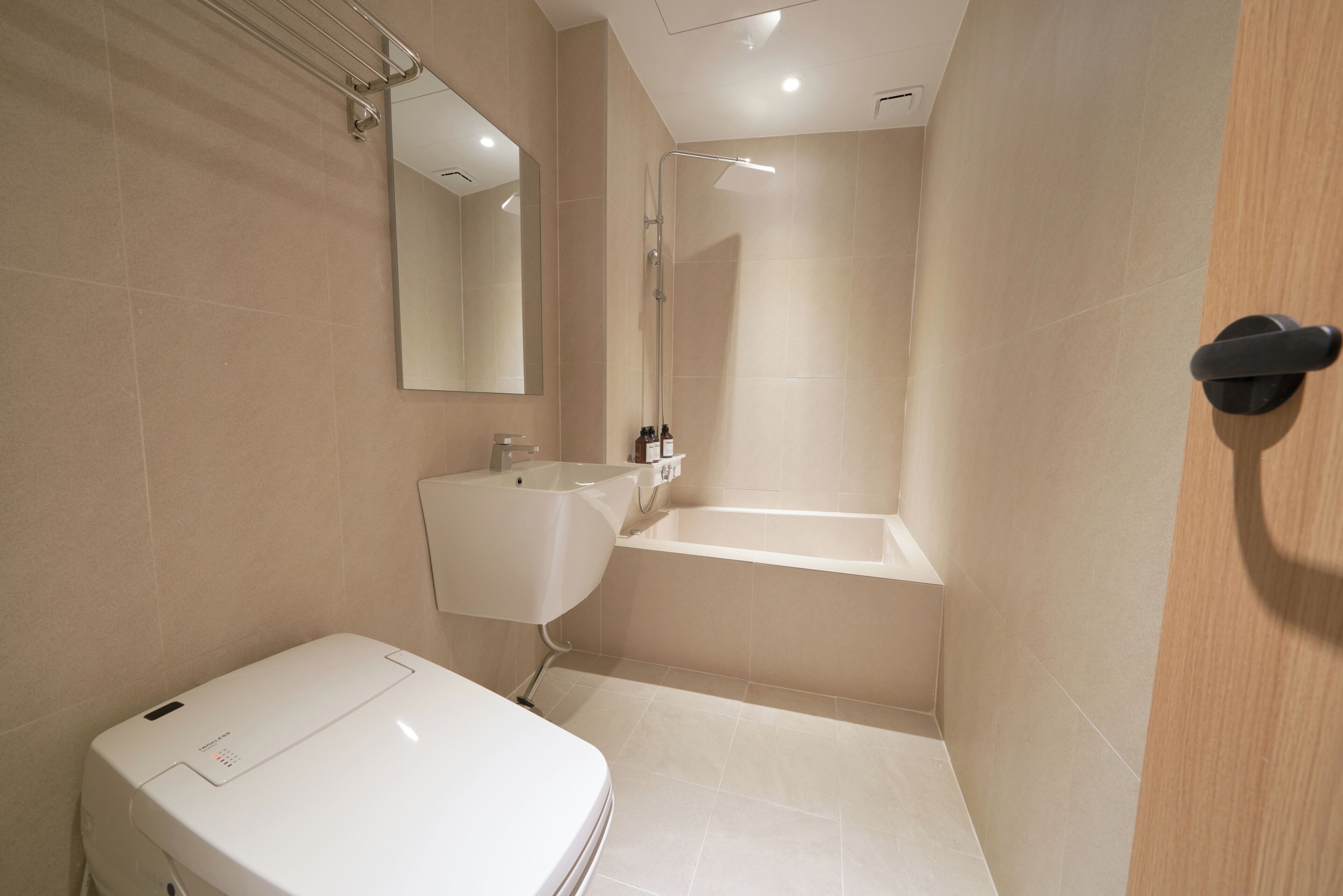 2 PC Room | Bathroom | Free toiletries, hair dryer, slippers, towels