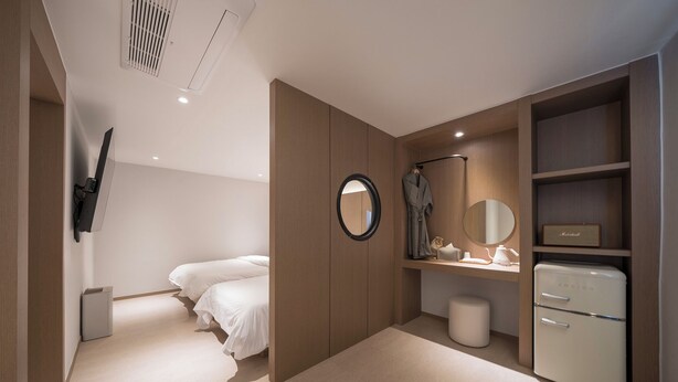 Cortinas blackout, wifi gratis y ropa de cama 