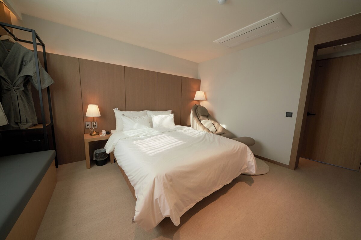 VIP Room | Blackout curtains, free WiFi, bed sheets