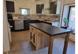 Fridge, microwave, oven, stovetop - Large house close to the sea and tourist attractions (Lézardrieux)