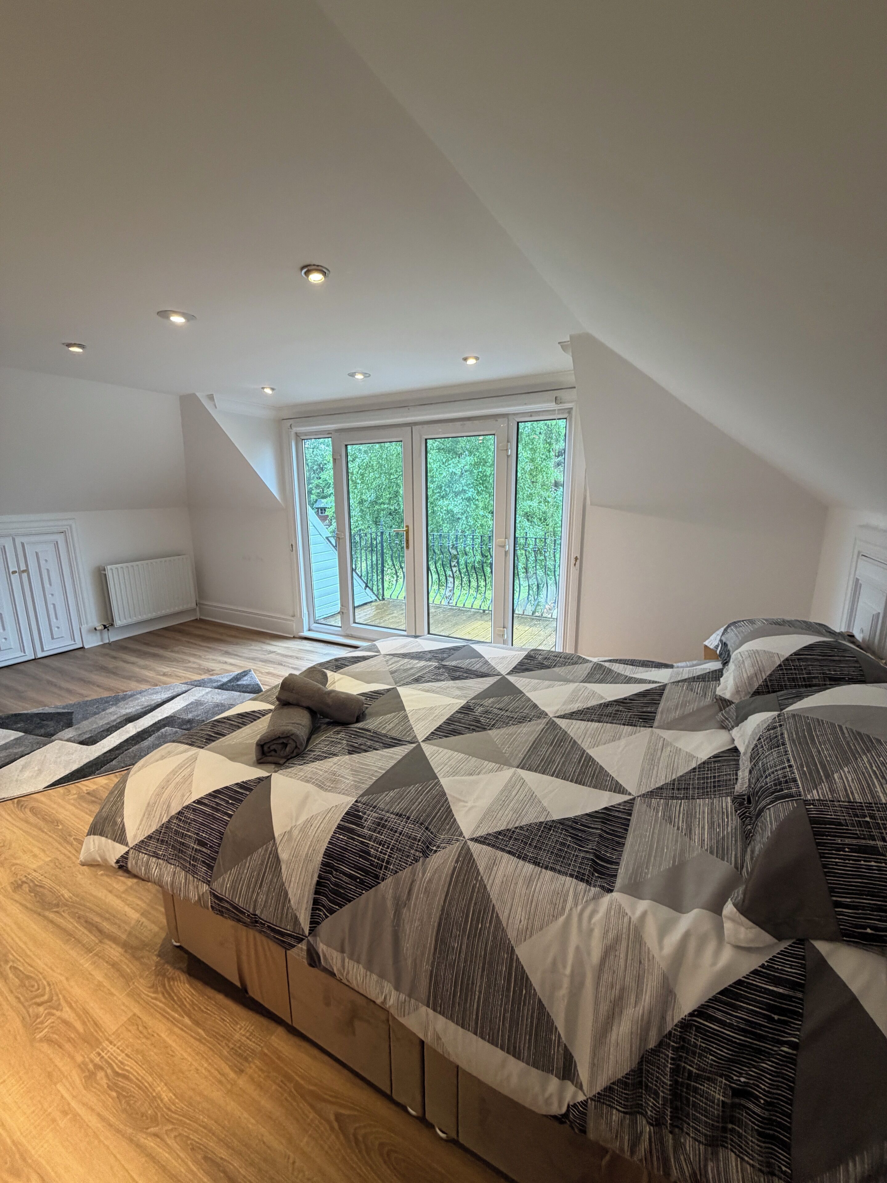 5 bedrooms, iron/ironing board, free WiFi, bed sheets