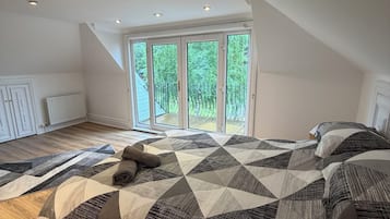 5 bedrooms, iron/ironing board, free WiFi, bed sheets