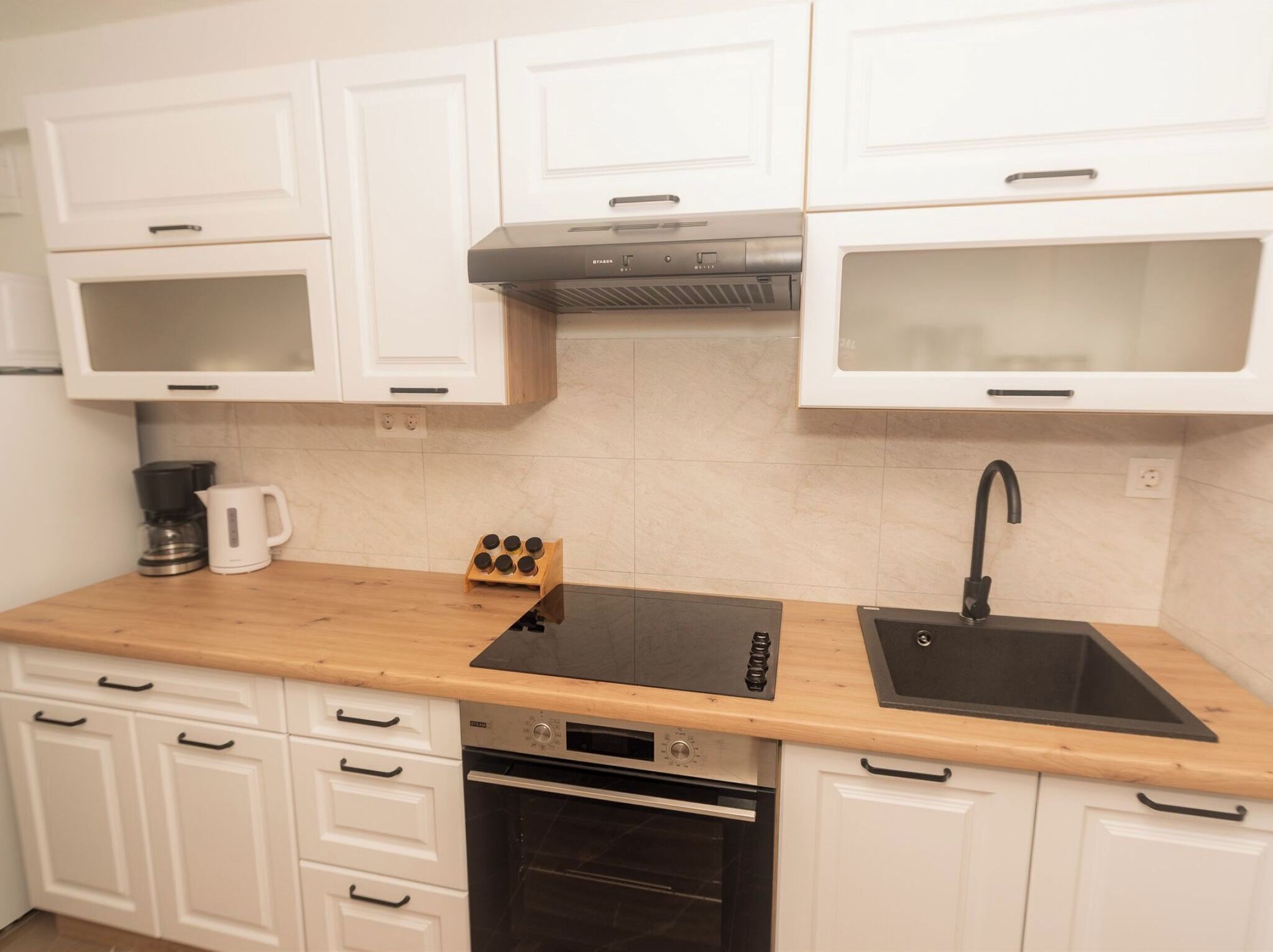 Kühlschrank, Mikrowelle, Kochgeschirr/Geschirr/Besteck