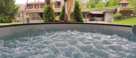 Bain à remous extérieur
