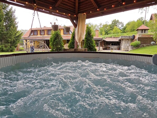 Outdoor spa tub