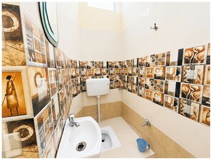 Dobbeltrom – deluxe | Bad | Dusj, regndusjhode, tøfler og håndklær