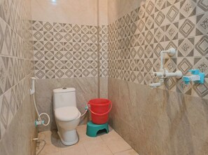 Double Room | Bathroom | Shower, slippers, soap, shampoo - Kashi In Hotel Varanasi  (Varanasi)
