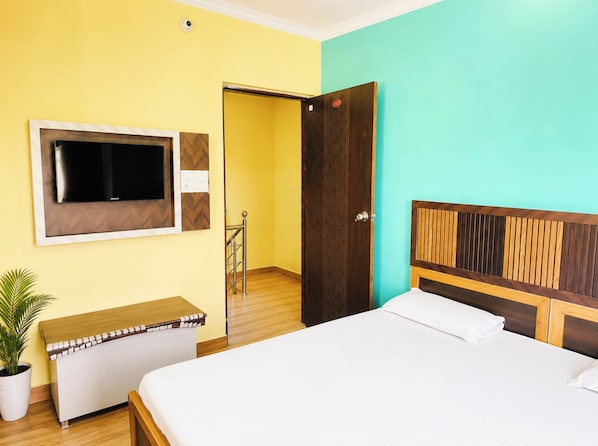 Deluxe Double Room | Hypo-allergenic bedding, desk, soundproofing, free WiFi - Kashi In Hotel Varanasi (Varanasi)