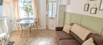 Holly Cottage in the Heart of Sherwood Forest. Dog and family friendly!