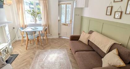 Holly Cottage in the Heart of Sherwood Forest. Dog and family friendly!
