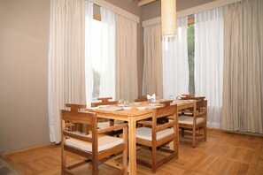 Habitación básica doble, balcón | Restaurantes
