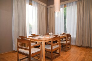 Habitación básica doble, balcón | Restaurantes