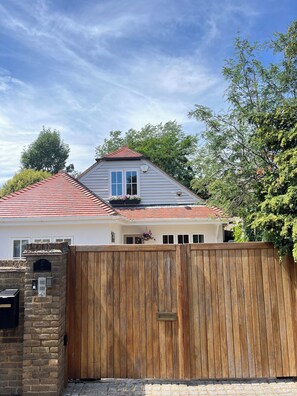 Exterior - Cute cottage beside The River Thames & Hampton Court Palace (Hampton Wick)