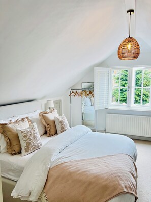 3 bedrooms, iron/ironing board, WiFi, bed sheets - Cute cottage beside The River Thames & Hampton Court Palace (Hampton Wick)