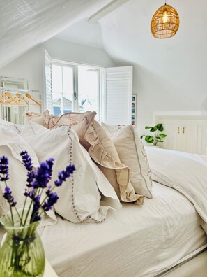 3 bedrooms, iron/ironing board, WiFi, bed sheets - Cute cottage beside The River Thames & Hampton Court Palace (Hampton Wick)