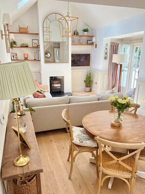 TV - Cute cottage beside The River Thames & Hampton Court Palace (Hampton Wick)