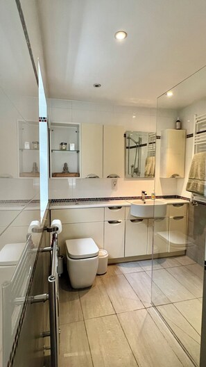 Hair dryer, towels, soap, toilet paper - Cute cottage beside The River Thames & Hampton Court Palace (Hampton Wick)