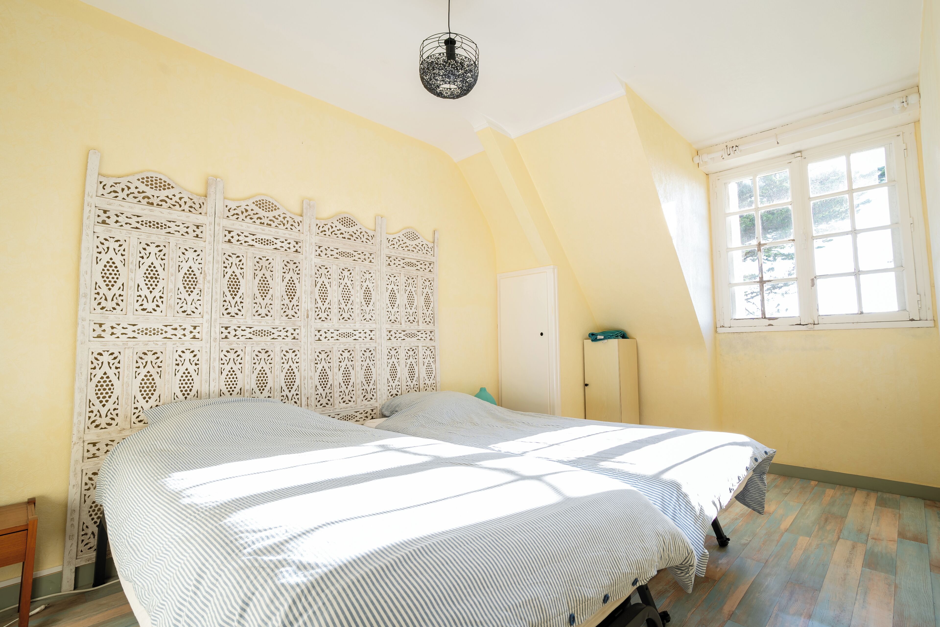 Iron/ironing board, bed sheets