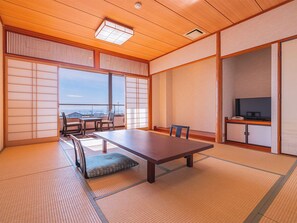 Chambre de style japonais, vue partielle sur l'océan | Restauration