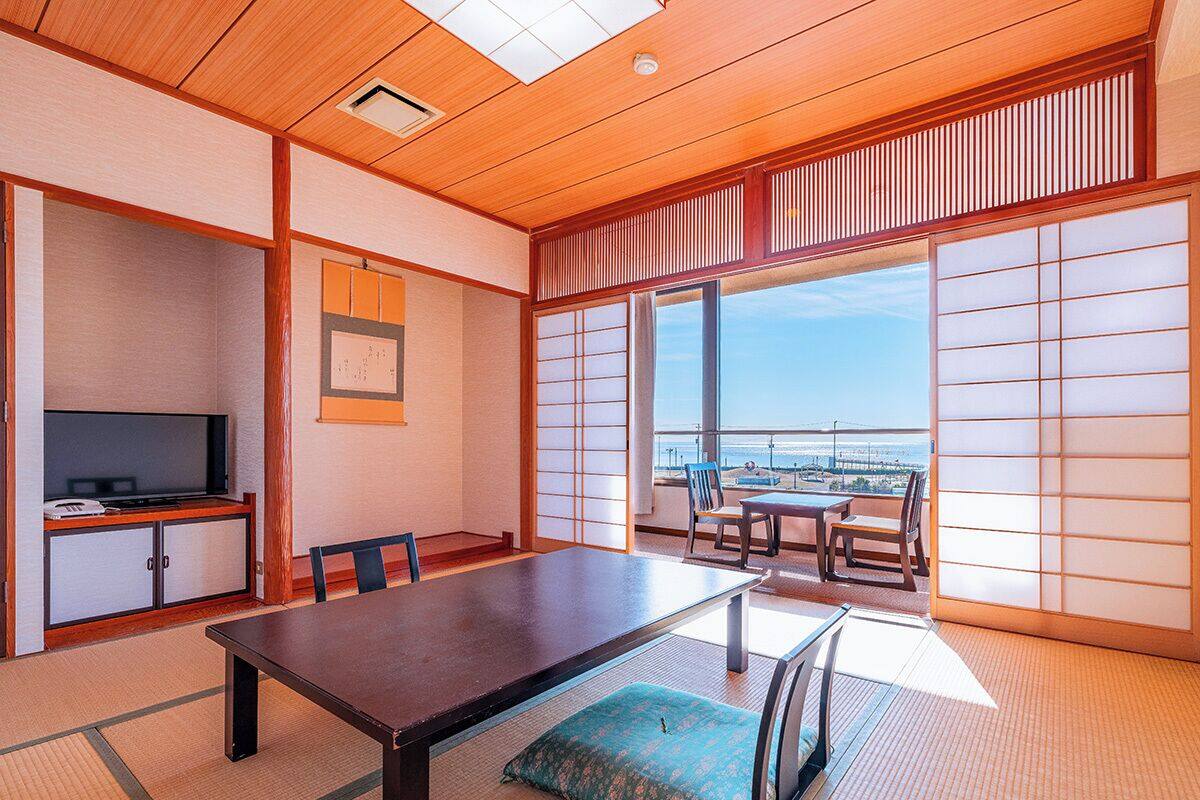 Standard Quadruple Room, Non Smoking, Partial Ocean View | Dining